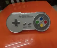 【ニンテンドーミュージアム限定】スーパーファミコン コントローラー ピンバッジ