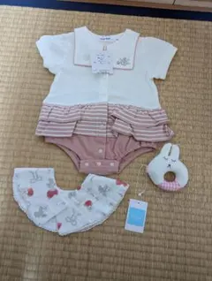 BeBe ロンパースセット（スタイ・ラトル付き）　slapslip 出産祝いのサムネイル