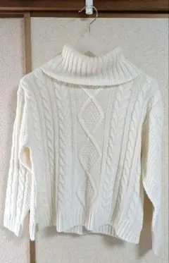 ホワイト ケーブル編み タートルネック セーター M