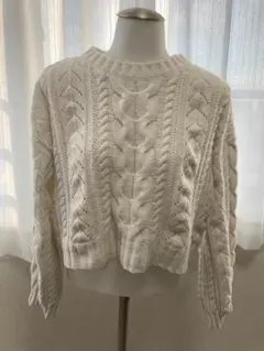 アイボリー ケーブル編み クロップドセーター