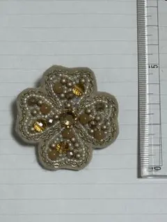 ビーズ花形ブローチ ベージュゴールド