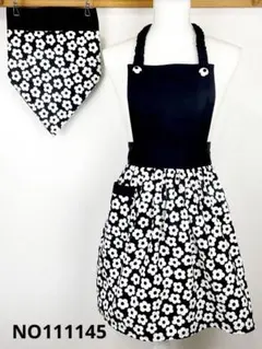 黒の可愛いお花柄のハンドメイド子供エプロンと三角巾のセット