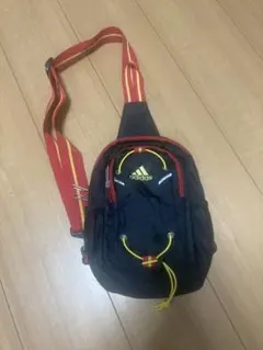 adidas ボディバッグ ワンショルダー ブラック レッド スポーツバッグ