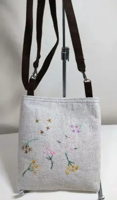 ハンドメイドオリジナル刺繍花柄サコッシュ麻生成のサムネイル