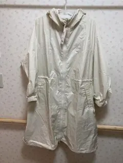 ユニクロ　ライトブロックテックコート　ナチュラル　サイズМ　フード付き