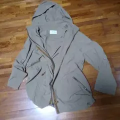 ベージュの薄手のパーカーコート