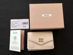ミュウミュウ 三つ折り財布　ヴィッテロダイノレザー ロゴミニ財布　美品のサムネイル