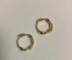 【新品】ゴールドカラー ツイスト　フープ ピアス ミニマリスト韓国 イベント