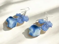 【ピアス(イヤリング)】　花びら　ブルー＆ホワイトマーブル　(各種金具交換可)