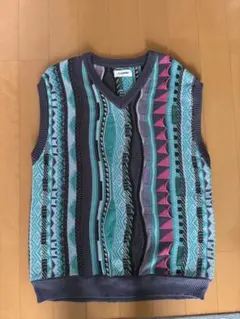 幾何学模様のニットベスト