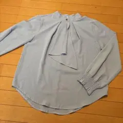 Land リボン付きライトブルーシャツ