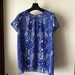 青と白のフラワー柄半袖ブラウス