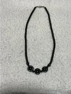 ブラックネックレス 3つの円形ビーズ