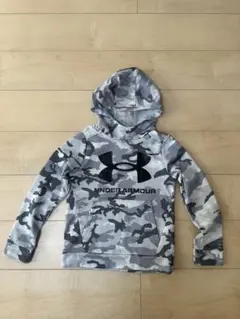 UNDER ARMOUR 迷彩柄フード付きパーカー　130