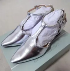 シルバー ポインテッドトゥ 　アンクルストラップ　パンプス