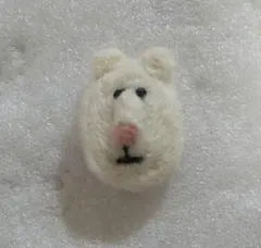 羊毛ハンドメイド白くまさんブローチ