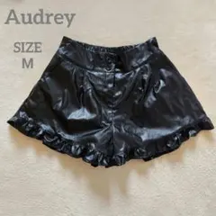 オードリー フリル付き黒ショートパンツ フェイクレザー Mサイズ