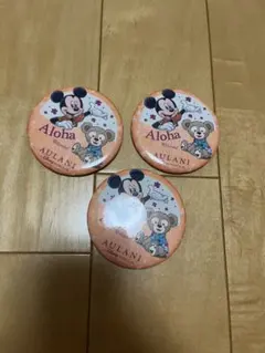 2025年アウラニ限定品！非売品 AULANI ミッキー ダッフィー 缶バッジ 2025年アウラニ限定品！非売品 AULANI ミッキー ダッフィー 缶バッジ