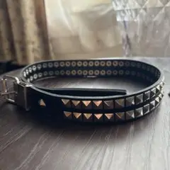 スタッズ装飾の黒いレザーベルト