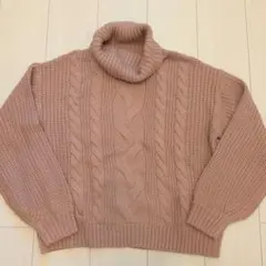 ピンク タートルネック ケーブルニット セーター