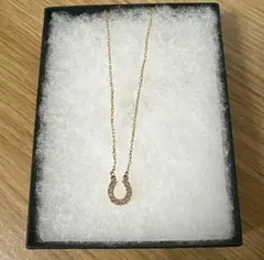 スワロフスキーホースシュー型ストーン付きネックレス