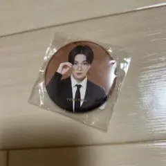 トラキン 八木勇征 缶バッジ スーツ