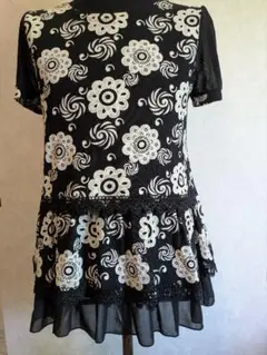 美品　花柄フリル半袖チュニック黒　白