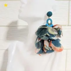花びらデザインピアス　カジュアル　エレガント　個性的　大ぶり　グリーン　お洒落