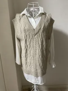 リゼクシー　 ベージュ ケーブルニット Vネックベストのサムネイル