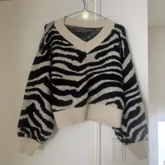 ゼブラ柄Vネックニットセーター