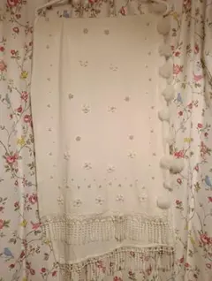 花模様とパール装飾のホワイトストール