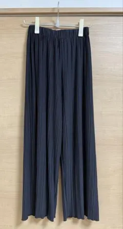 パンツ派さんのデートにもカジュアル派さんの重ね着にも便利なプリーツパンツ