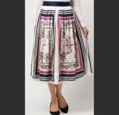 春にぴったりなaxes スカーフ柄がおしゃれ　バラ柄　華やかフェミニンスカート