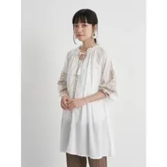 刺繍入りホワイトコットンシャツ　チュニック　インド　クルタ　ブラウス　タッセル