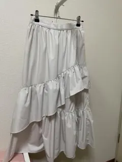 フリル付きホワイトロングスカート　REDYAZEL レディアゼル