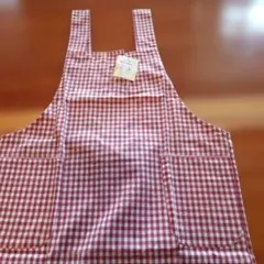 赤と白のチェック柄エプロン