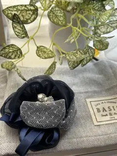 ネイビーとシルバーのフラワーコサージュ