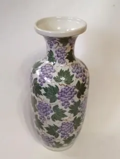 ぶどう装飾の陶器花瓶