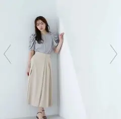 ナチュラルビューティーベーシック　サイドバックルフレアスカート
