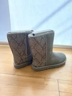 【新品未使用】UGGアグ ムートンブーツクラシックショートメタリック蛇柄24cm