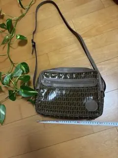 ✨超美品✨【FENDIのロゴプレートが特徴的なショルダーバック】のサムネイル