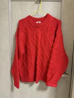 赤 ケーブルニットセーター