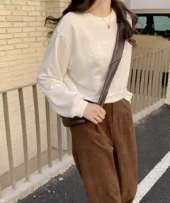 ロゴ入りクリームスウェット