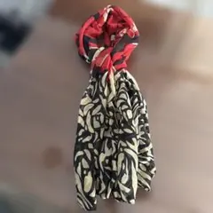 大判赤と黒とベージュのバラ柄スカーフ