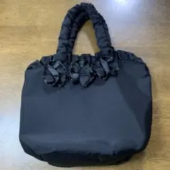 フリル付き黒ハンドバッグ