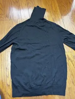 ユニクロ　黒のタートルネックニット