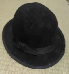 黒いウールボーラーハット