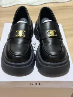 モノグラムプレート厚底ローファー