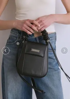 un/neu ギャザーハンドルフェイクレザーフラップバッグ