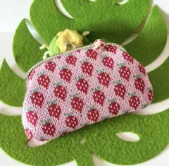 ハンドメイド♪がま口ポーチ♪ニット生地♡いちご♡